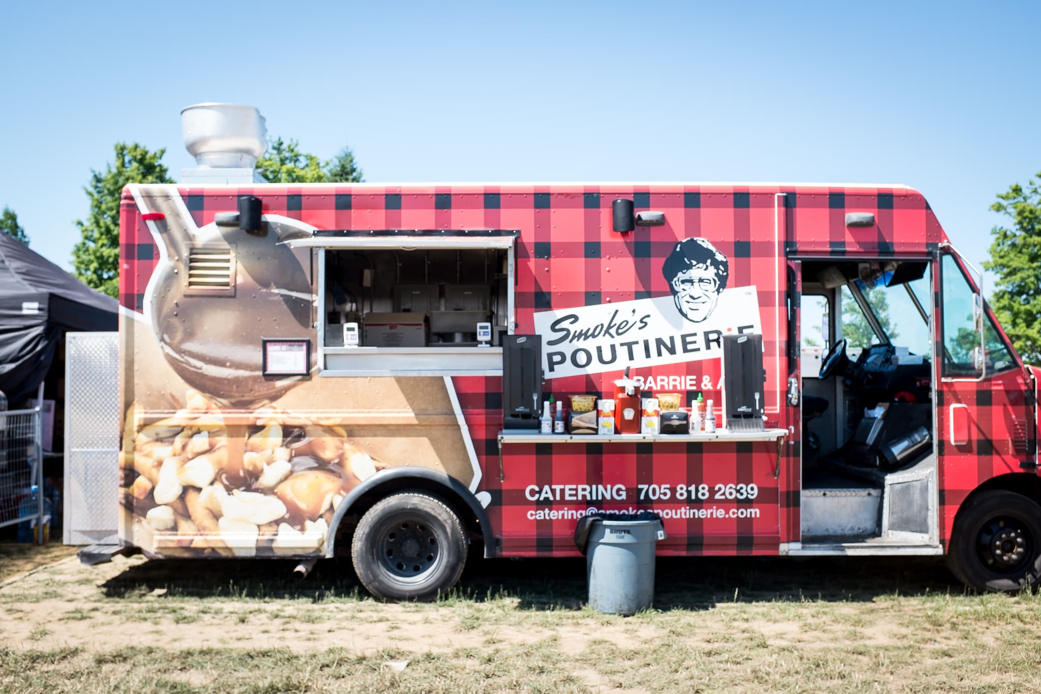 Food truck serving poutine at outdoor event.